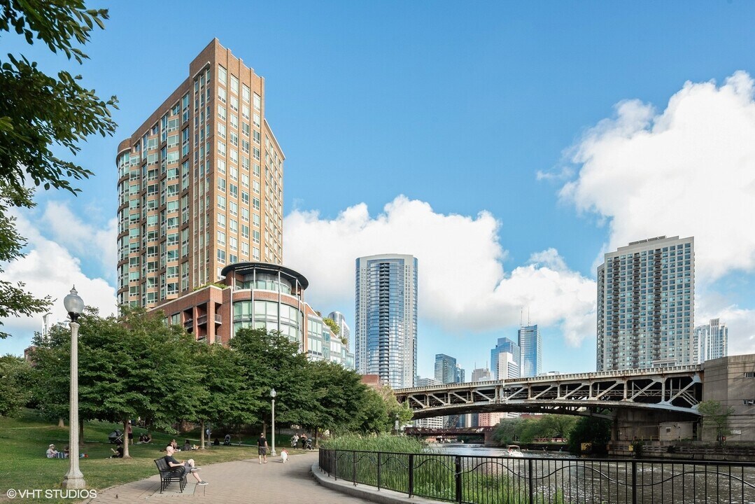 600 N Kingsbury St in Chicago, IL - Building Photo