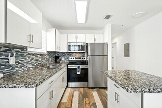 343 Van Buren St, Unit 8 in Hollywood, FL - Foto de edificio - Building Photo