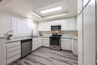 Crown Point Apartments in West Covina, CA - Foto de edificio - Interior Photo