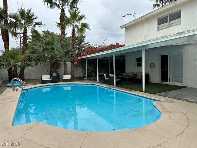 2419 E Vegas Valley Dr in Las Vegas, NV - Building Photo - Building Photo