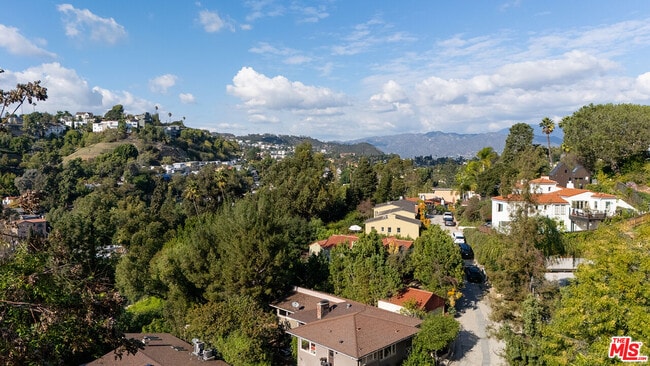 3255 Fernwood Ave in Los Angeles, CA - Building Photo - Building Photo