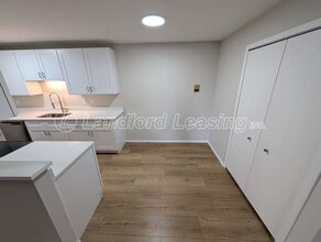 1660 Cedarwood Dr in Westlake, OH - Building Photo - Building Photo