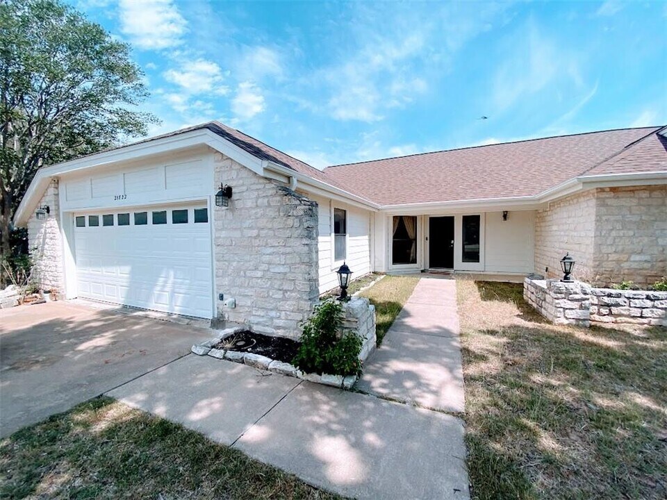 21822 Tallahassee Ave in Lago Vista, TX - Building Photo
