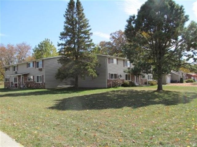 378 Arbor Dr in Juneau, WI - Foto de edificio