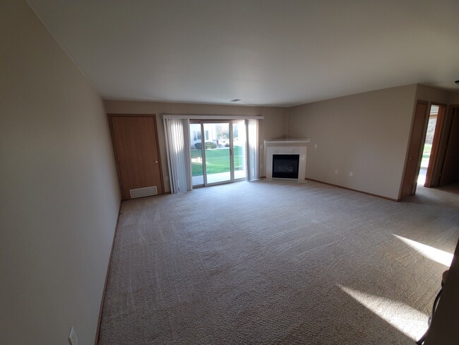 967 Roseland Dr, Unit 2 in Kewaskum, WI - Building Photo - Building Photo