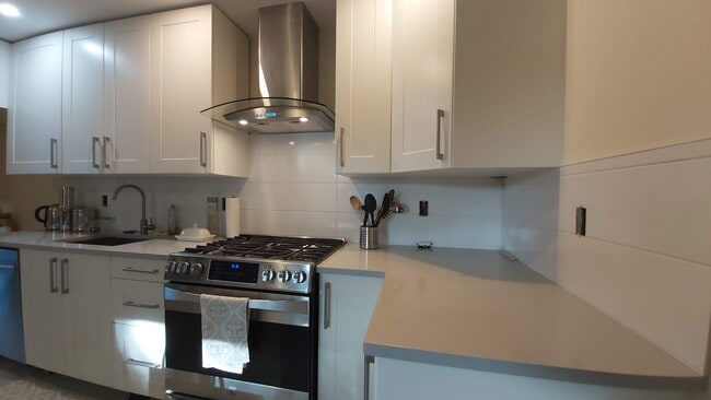 4110 San Mateo Pl in Victoria, BC - Building Photo - Building Photo