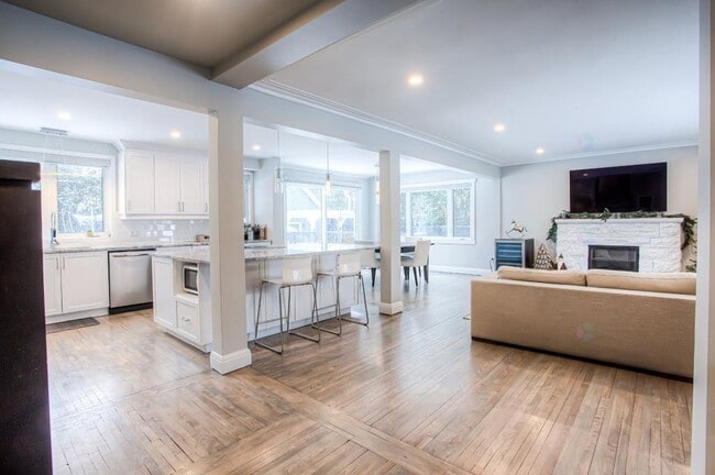 55 Oxford Rue in Baie-d'Urfé, QC - Building Photo - Building Photo