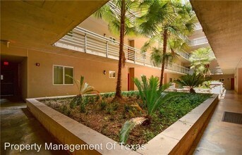 711 W 26th St-Unit -Unit 404 in Austin, TX - Building Photo - Building Photo