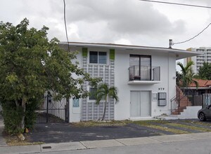979 SW 10th St in Miami, FL - Foto de edificio - Building Photo