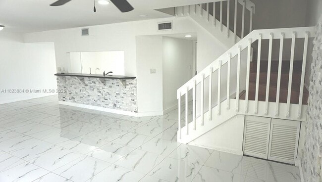 1705 San Remo Cir in Homestead, FL - Foto de edificio - Building Photo