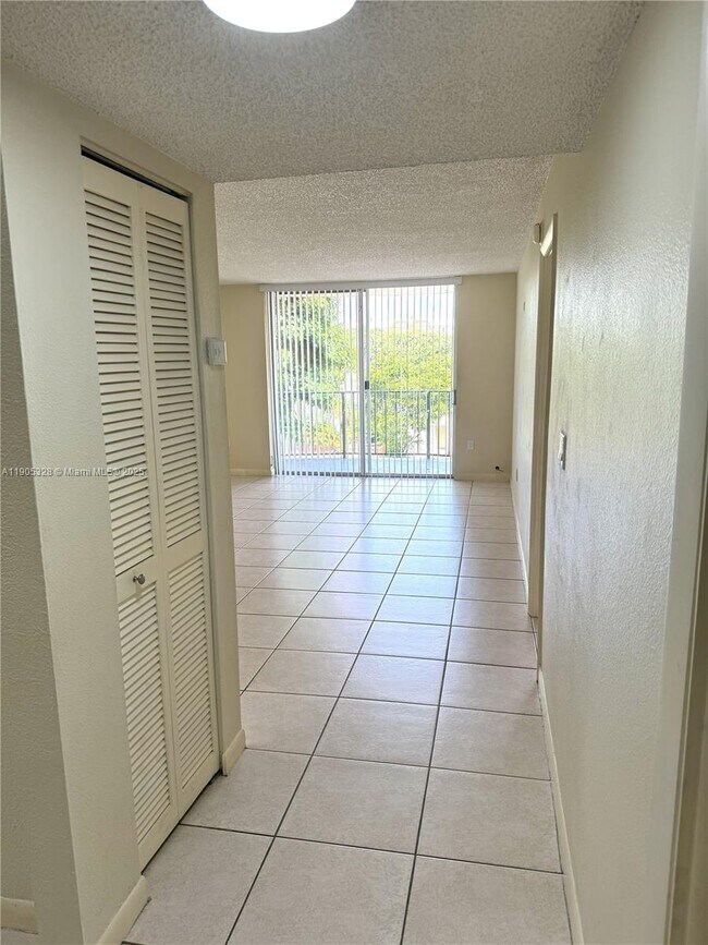 9320 Fontainebleau Blvd in Miami, FL - Building Photo - Building Photo
