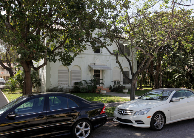 222 Phoenetia Ave in Coral Gables, FL - Foto de edificio - Building Photo