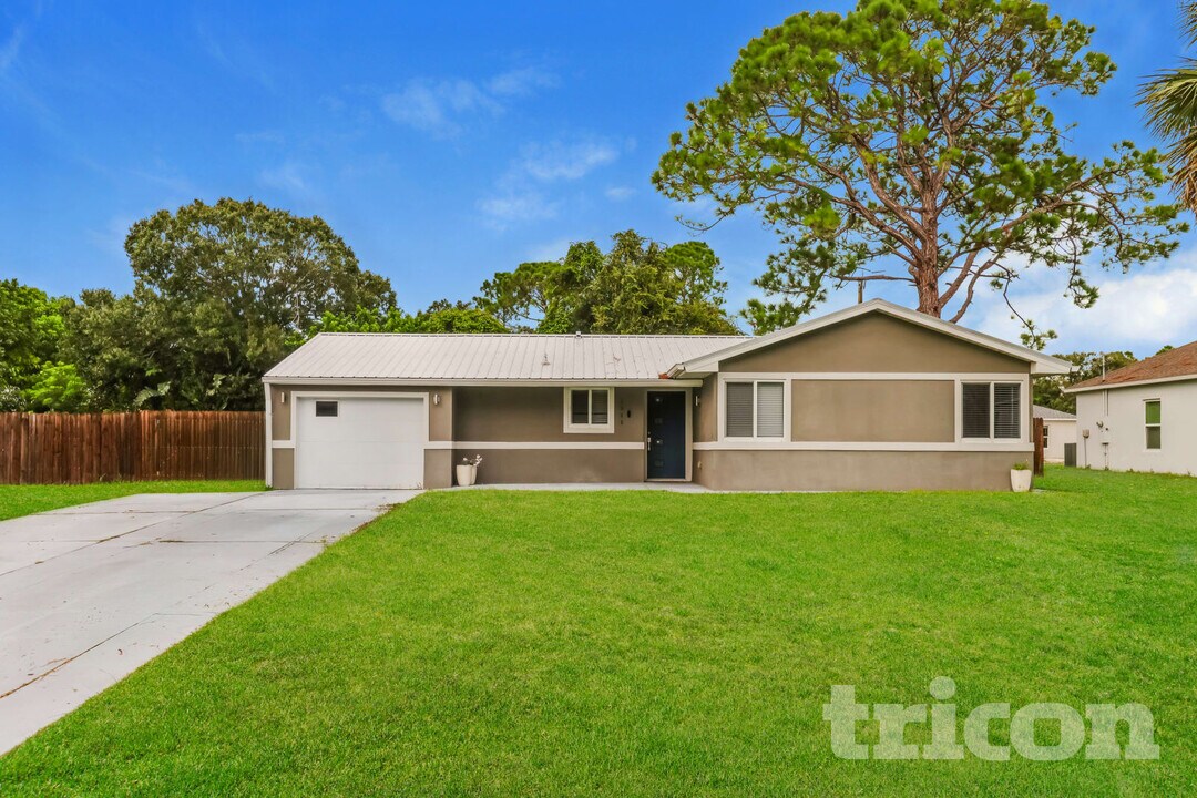 1040 Grapefruit Rd SE in Palm Bay, FL - Foto de edificio