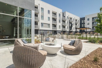 The Celeste in Davis, CA - Foto de edificio - Building Photo