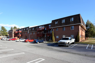 Logan Court Apartments in Pottstown, PA - Building Photo - Building Photo