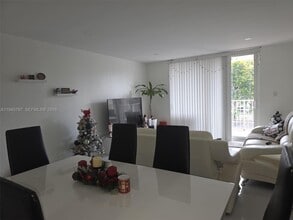 6970 NW 186th St in Hialeah, FL - Foto de edificio - Building Photo