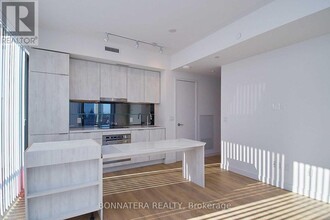 215-2215 Queen St W in Toronto, ON - Building Photo - Building Photo