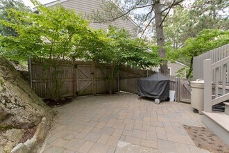 8 Benjamin Pl, Unit 2 in Chestnut Hill, MA - Foto de edificio - Building Photo