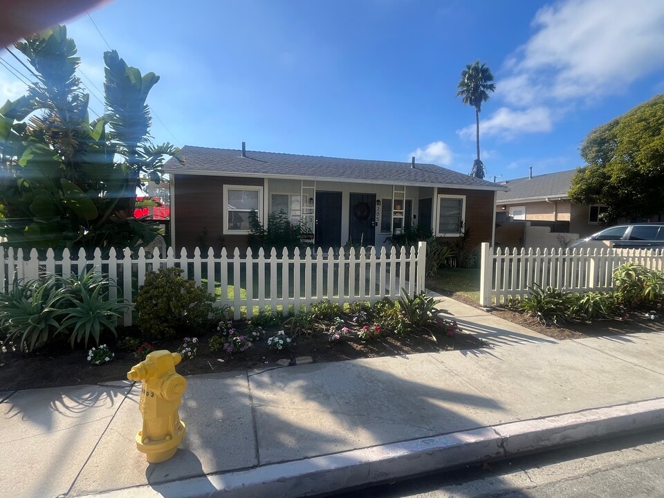 205 Willowbrook Dr, Unit na in Port Hueneme, CA - Foto de edificio