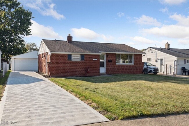 6470 Sandfield Dr in Brook Park, OH - Building Photo - Building Photo