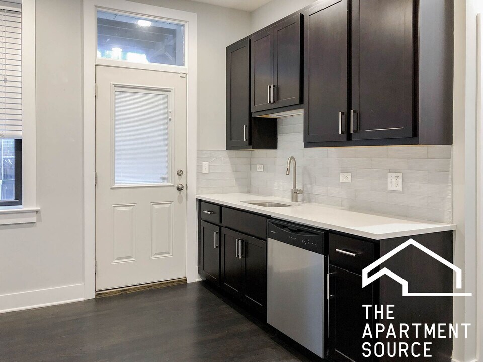 1946 W Nelson St, Unit 1W in Chicago, IL - Building Photo