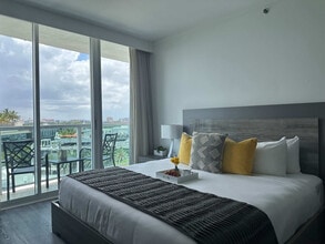 2889 McFarlane Rd in Miami, FL - Building Photo - Building Photo