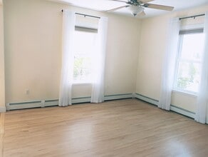 28 Robbins St, Unit 2 in Waltham, MA - Building Photo - Building Photo