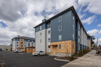 WyEast Plaza - Waitlist! No availability!! in Portland, OR - Foto de edificio - Building Photo