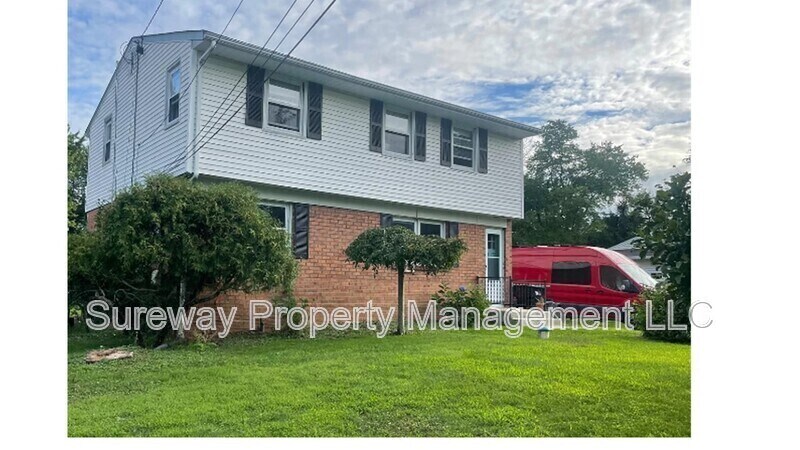 18 Crest Ave in Pennington, NJ - Building Photo
