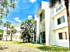 4235 N University Dr, Unit 205 in Sunrise, FL - Building Photo - Building Photo