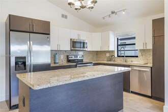 1634 SW 19th Ter in Miami, FL - Foto de edificio - Building Photo