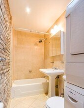 95 Perry St, Unit 5 in New York, NY - Building Photo - Building Photo