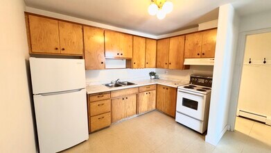 135 Chandler Dr in Kitchener, ON - Building Photo - Building Photo