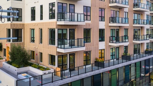 Skyview Sunset in Los Angeles, CA - Foto de edificio - Building Photo