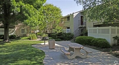 Westdale Commons Apartments in Modesto, CA - Foto de edificio - Building Photo