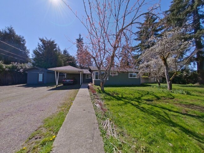 7949 Thurston Rd in Springfield, OR - Building Photo - Building Photo