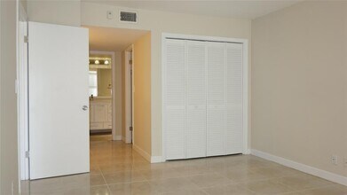 2600 S Course Dr, Unit 104 in Pompano Beach, FL - Building Photo - Building Photo