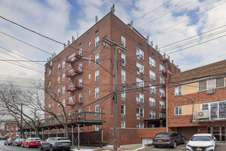 Braddock Ave in Bellerose Manor, NY - Building Photo - Building Photo