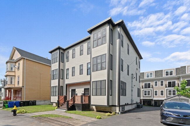 8 Burton Ave in Boston, MA - Foto de edificio - Building Photo
