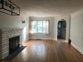 OLD NORTH * Walk to St Joes / UH / UWO * 3 Bdrm * WHOLE House * JUNE 1st in London, ON - Building Photo - Building Photo