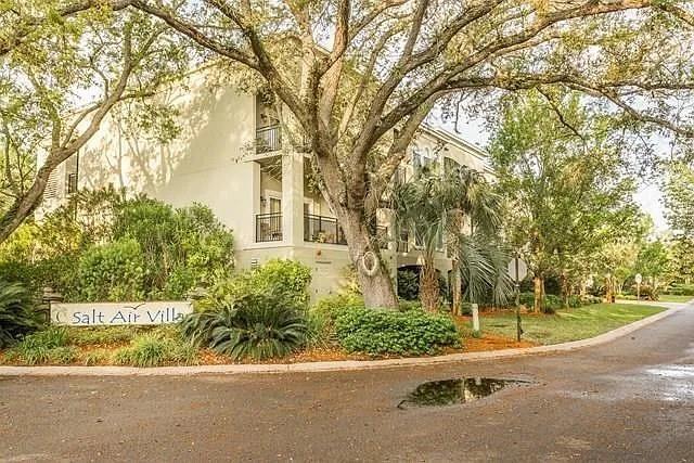 150 Salt Air Dr in St. Simons Island, GA - Building Photo