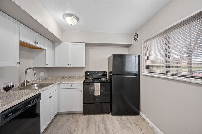 Village Square Townhomes in Cincinnati, OH - Building Photo - Building Photo