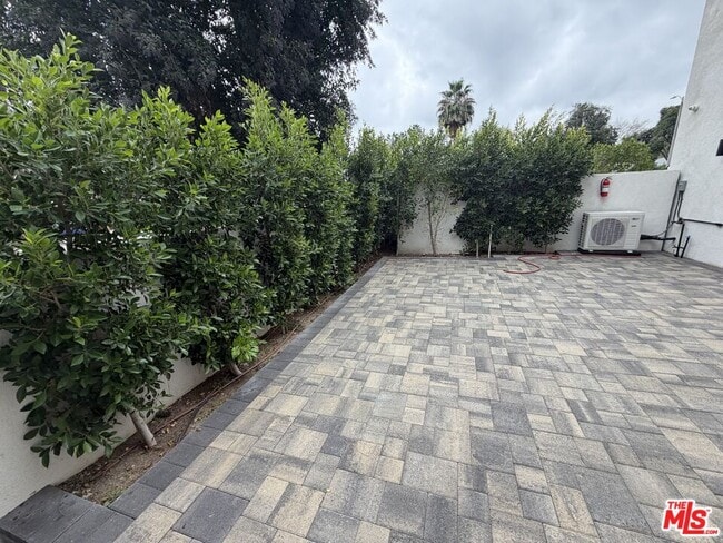 6245 McLaren Ave in Los Angeles, CA - Building Photo - Building Photo