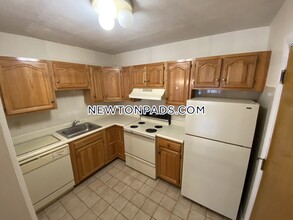 276 Grove St in Newton, MA - Building Photo - Building Photo