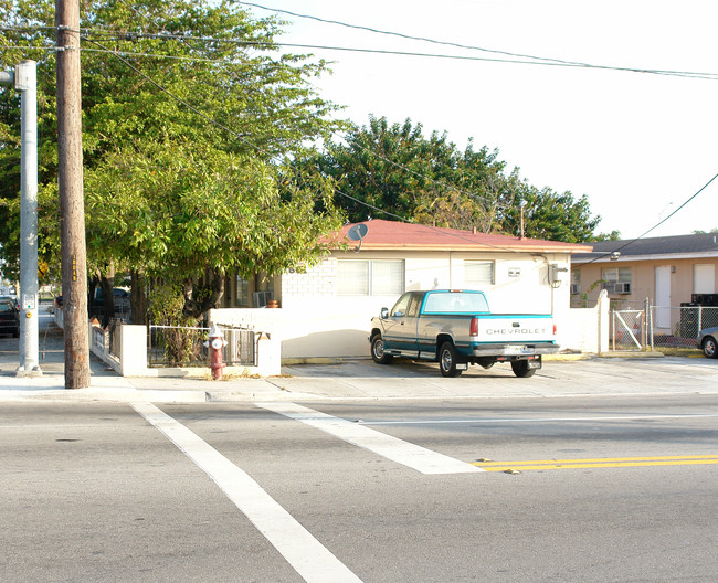 601 E 21st St in Hialeah, FL - Foto de edificio - Building Photo