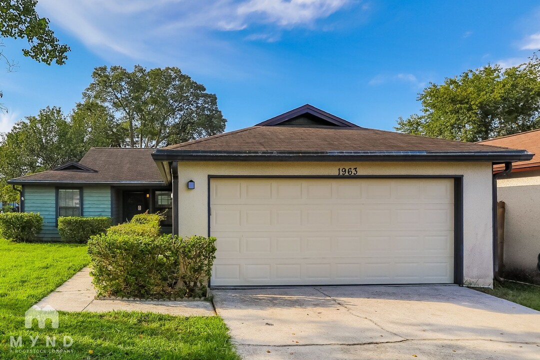 1963 Hazel Nut Run W in Orange Park, FL - Building Photo