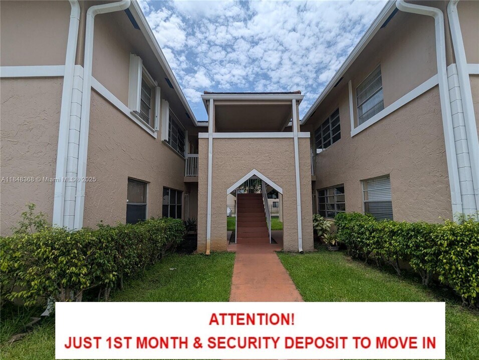10172 Twin Lakes Dr in Coral Springs, FL - Building Photo