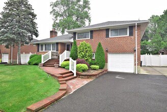 51 Whitman Ave in Syosset, NY - Building Photo - Building Photo