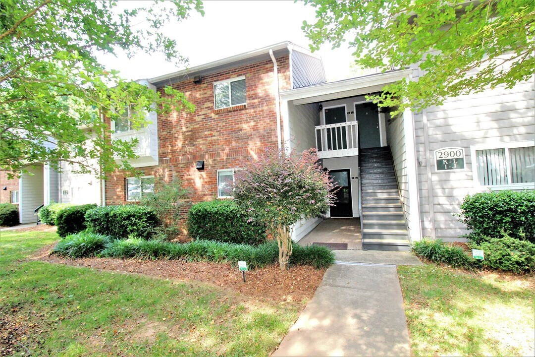 2900 Heathstead Place in Charlotte, NC - Building Photo