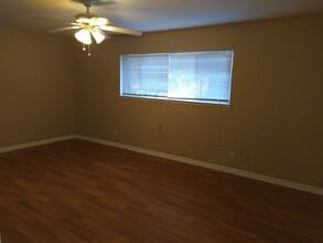 7618 Village Trail Dr in Dallas, TX - Foto de edificio - Building Photo